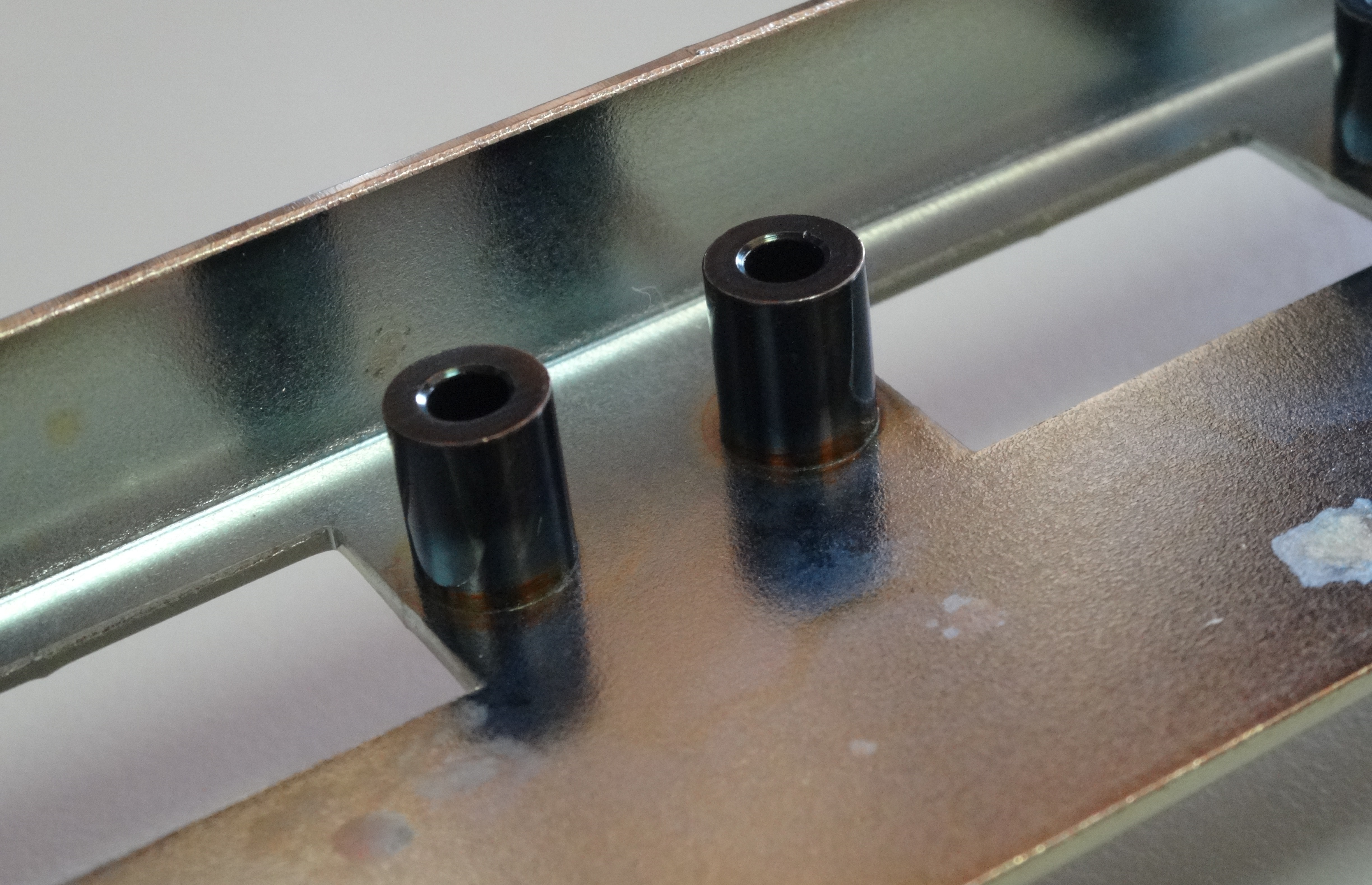 加締めボス（カシメボス）との違い