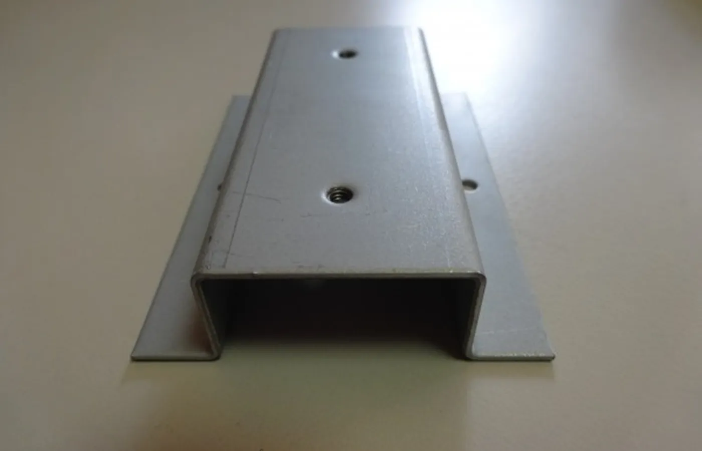 段曲げ後のバーリング加工